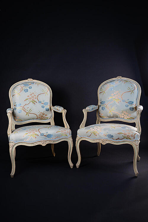 Кресла парные "Лилия", Людовик XV,  клеймо "Jean Mocque a Paris"резьба по дерево, шелк, Франция, сер