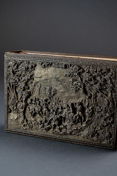 Фото-альбом с горельефом "Сцена охоты", латунь, кожа, Франция, середина XIX века