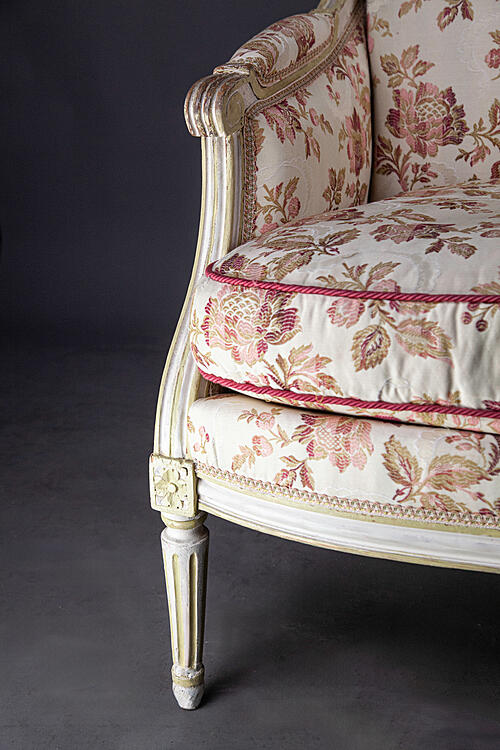 Кресло старинное "Маркиза", стиль Jacob, винтажная обивка, Франция, вторая половина XVIII века