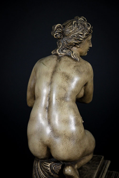 Скульптура "Венера на корточках"