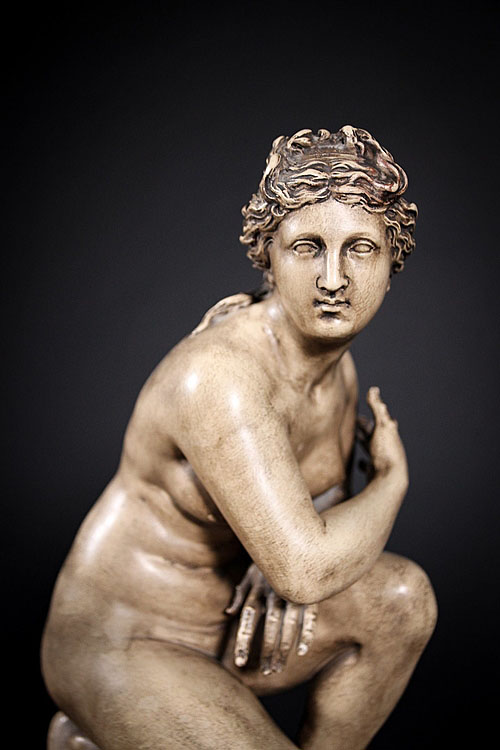 Скульптура "Венера на корточках"