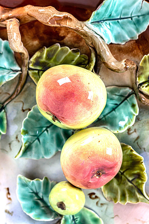 Тарелка декоративная "Яблоки на ветке", стиль Palissy, Франция, начало XX века