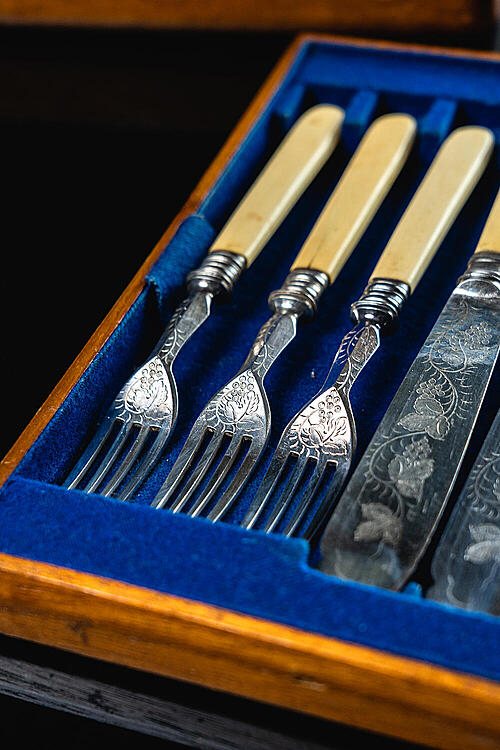 Комплект приборов для рыбы "Брайтон", кость, серебрение, гравировка, Англия, первая половина XX века.